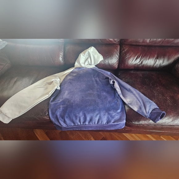 Gorgeous Blue And White OAKLEY sweatshirt Womens Lg/ Mens Med - Picture 2 of 4